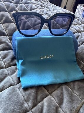 Gucci Women’s Black Oversized Cat-Eye Sunglasses – Elegant Black Frames